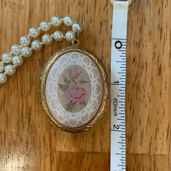 Vintage Floral and Gold Locket on Pearl NECKLACE - Picture 2 of 3
